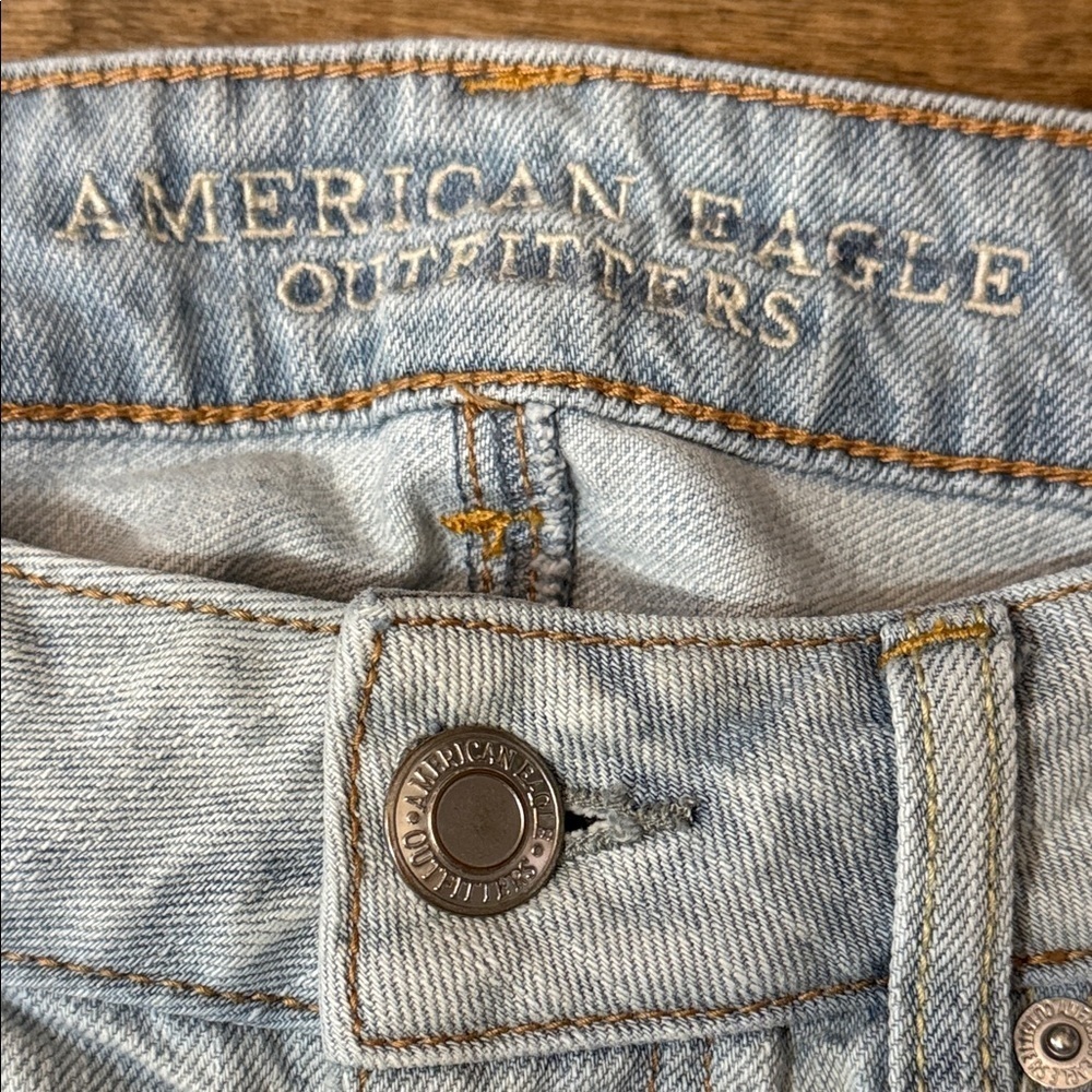 AMERICAN EAGLE Boy Crop Button-Fly Light-Wash Distressed Jeans Size 4 - Picture 7 of 12